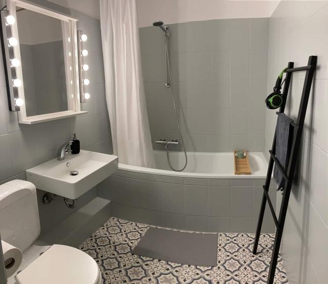 Badezimmer mit Badewanne