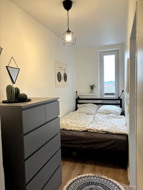 Zweites Schlafzimmer mit Bett und Kommode